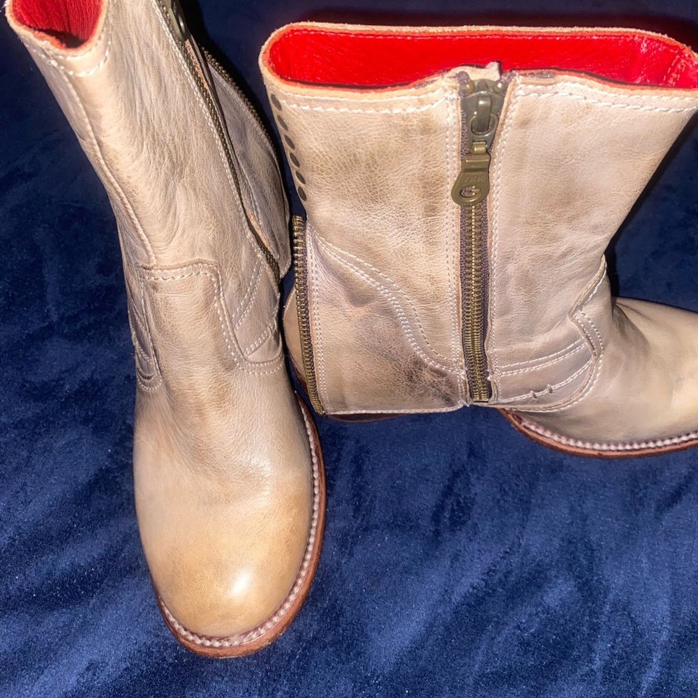 Bed|Stu tan size 7.5 Boots